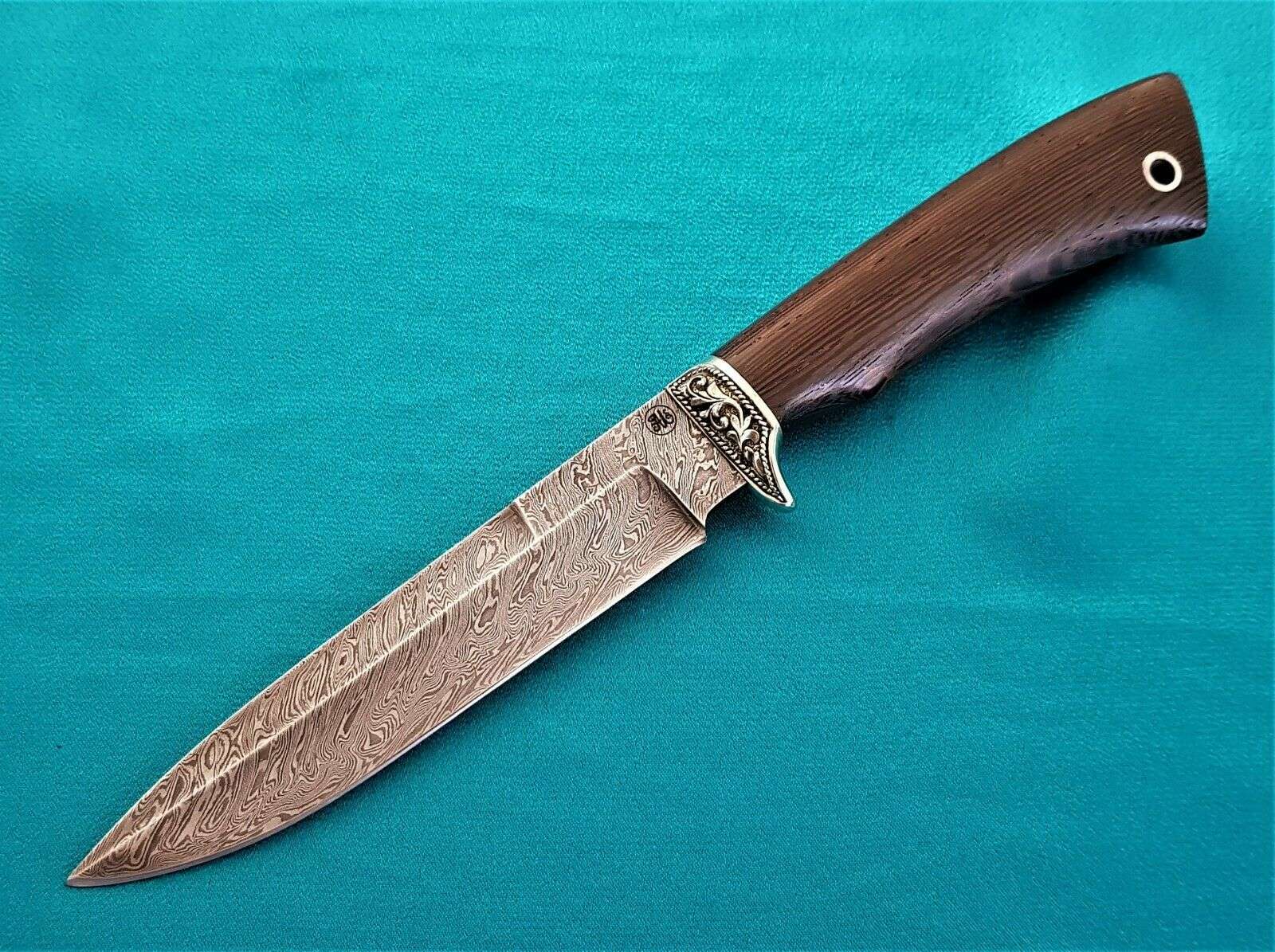 Jagdmesser aus Damaszener Stahl mit dem Holzgriff